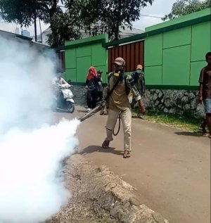Pemuda Kampung Sukajadi Bersama RT dan RW Gelar Fogging Mandiri, Antisipasi Penyebaran DBD