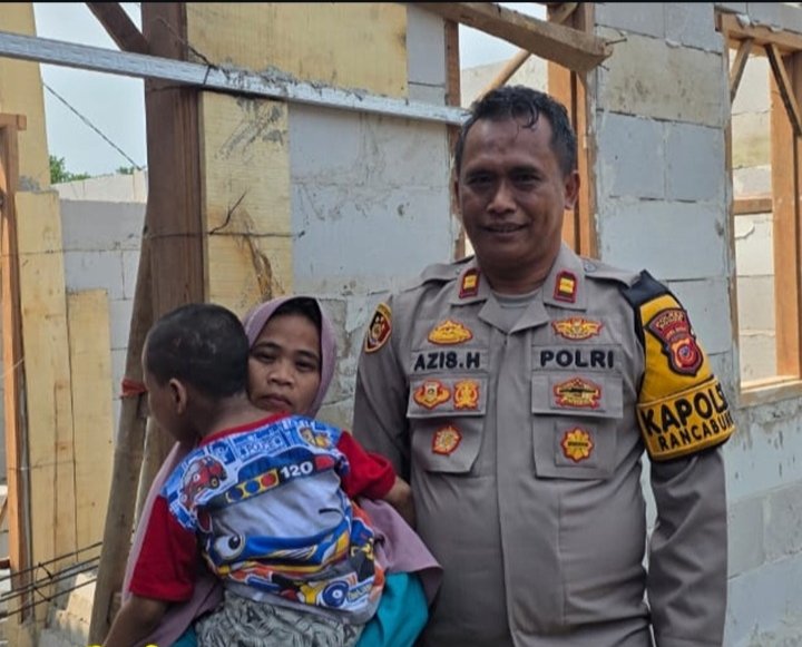 Polsek dan Pemerintah Rancabungur Bangun Rumah untuk Ibu dengan Gangguan Kejiwaan Pengasuh Anak Disabilitas