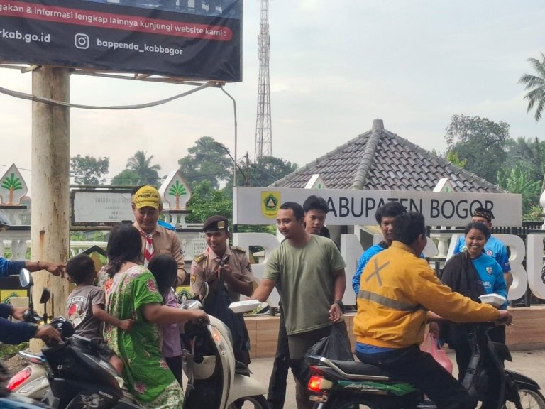Indahnya Berbagi! Pramuka Kwaran Rancabungur Gelar Aksi Bagi Takjil Ramadan
